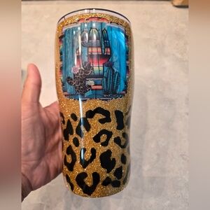 Very pretty, insulated 32-ounce cup.